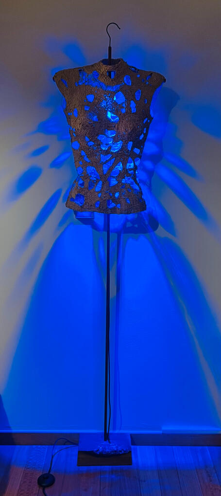 ESPARTILHO | 2022 | Ráfia, Madeira, Luz | 180 x 40 cm