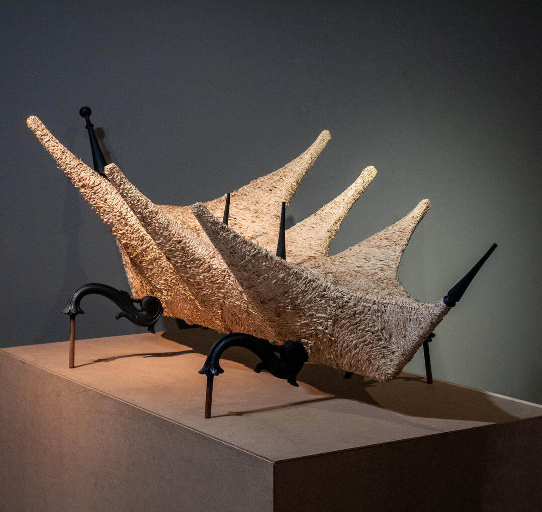 S/TITULO | 2025 | Rafia | Madeira | 200 x 70 x 105 cm