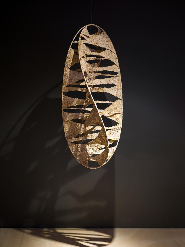 S/TITULO | 2022 | Rafia | Varetas de fibra de vidro | 135 x 60 x 60 cm