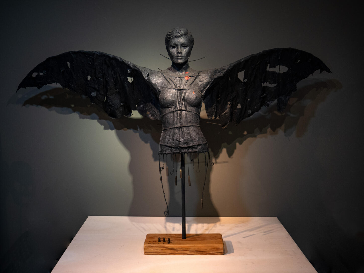 ANJO NEGRO | 2020 | Papel | Arame | Fibra de vidro | 200 cm x 120 cm