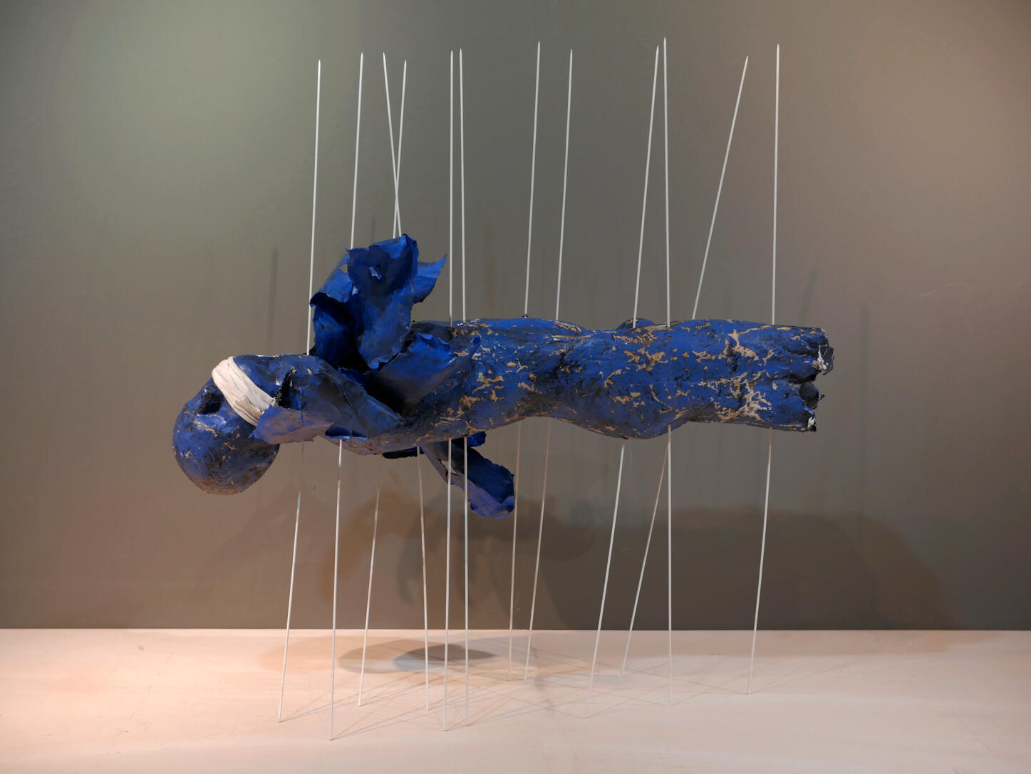 DA SERIE HOMENS DE PAPEL | 2022 | Papel, Varetas de fibra de vidro | 130 x 60 cm