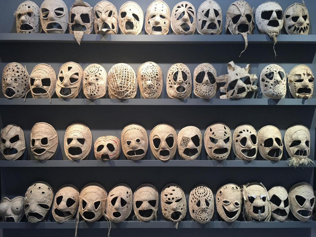 DA SÉRIE &quot;MÁSCARAS MIL&quot; | 2009-2015 | Rafia | 30 x 25 cm