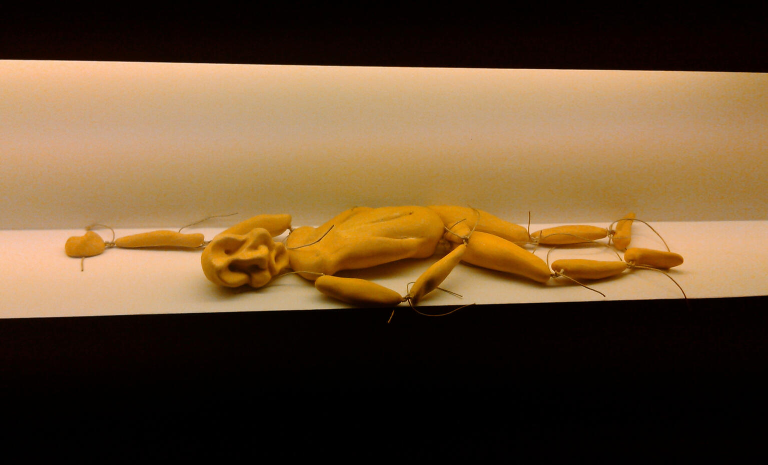 HUMANIDADE | 2014 | Figuras em pasta de madeira e trapilho | 30 x 20 cm Exposição | Pedro Remy Espaço Cultural | Razões Poéticas | Braga