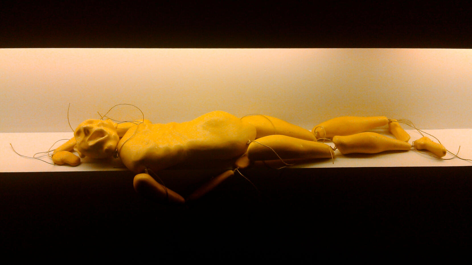 HUMANIDADE | 2014 | Figuras em pasta de madeira e trapilho | 30 x 20 cm Exposição | Pedro Remy Espaço Cultural | Razões Poéticas | Braga