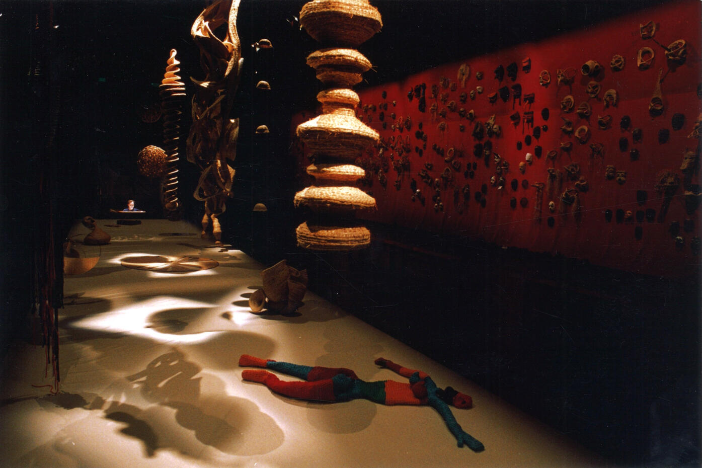 700 MÁSCARAS A PROCURA DE UM ROSTO OU UM ARTISTA DA FOME | 2008 | Instalação-espectáculo com 700 Máscaras e outros objectos | Encenação e interpretação do texto Um Artista da Fome de Franz Kafka | A Escola da Noite | Teatro da Cerca de São Bernardo | Co