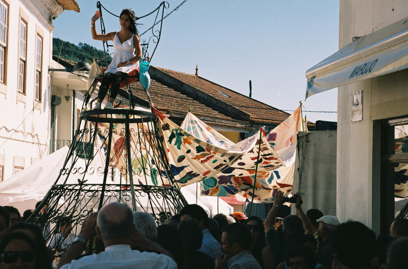 ACHADIÇOS - A VISCONDESSA | 2011 | Peça em ferro e tecido pintado | Teatro em comunidade | Espaços em Volta | Razões Poéticas | Espinhal | Penela