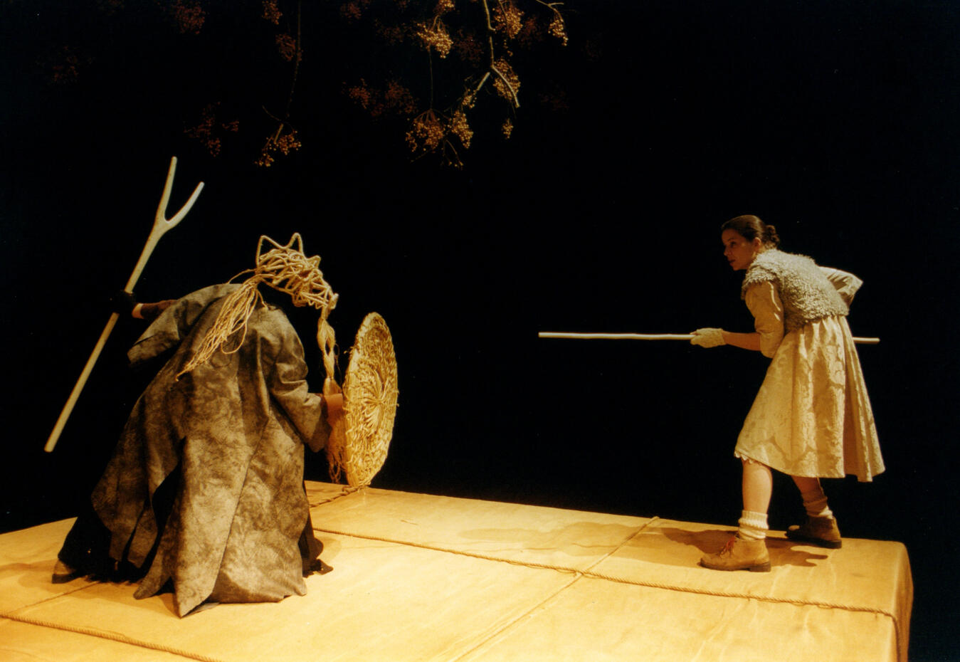 ALMOCREVES E OUTRAS COUSAS QUE EM COIMBRA SE FIZERAM EM 1527, de Gil Vicente | 2003 | Teatro - Cenografia, adereços e máscaras | Encenação Sílvia Brito | A Escola da Noite | Oficina Municipal do Teatro | Coimbra